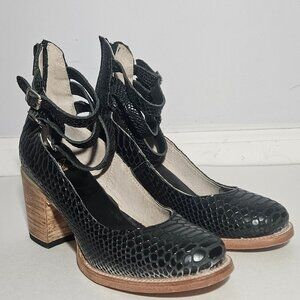 Freebird by Steven Black Textured Heels – Size 8 – Block Heel – Great Condition